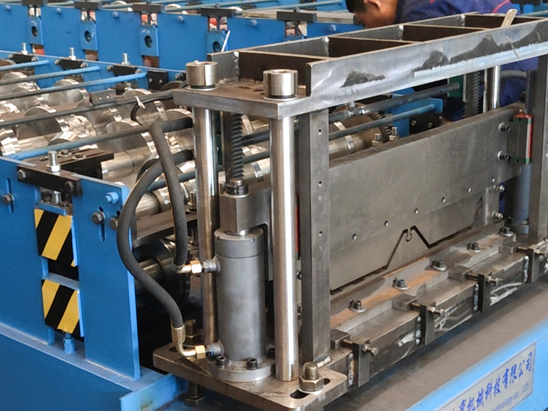 YX25-820 Mudah Untuk Menginstal Mesin Roll Forming PV Tile